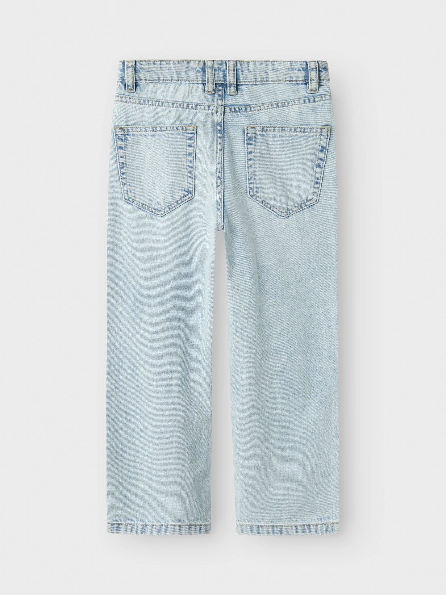Ljusblå jeans, rak modell till pojke. Blå loose jeans till kille från Name it, ekologiska barnkläder.
NKMRYAN STRAIGHT JEANS 3418-BE NOOS
13224456