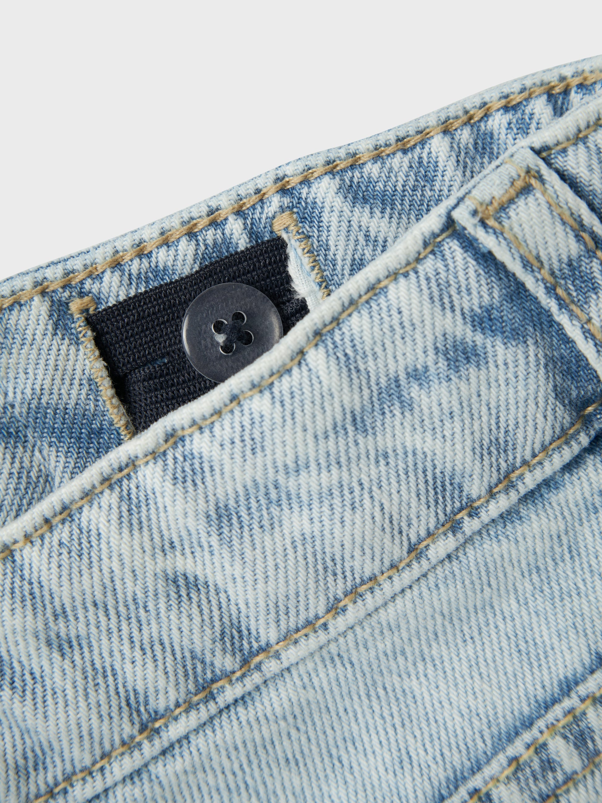 Ljusblå jeans, rak modell till pojke. Blå loose jeans till kille från Name it, ekologiska barnkläder.
NKMRYAN STRAIGHT JEANS 3418-BE NOOS
13224456