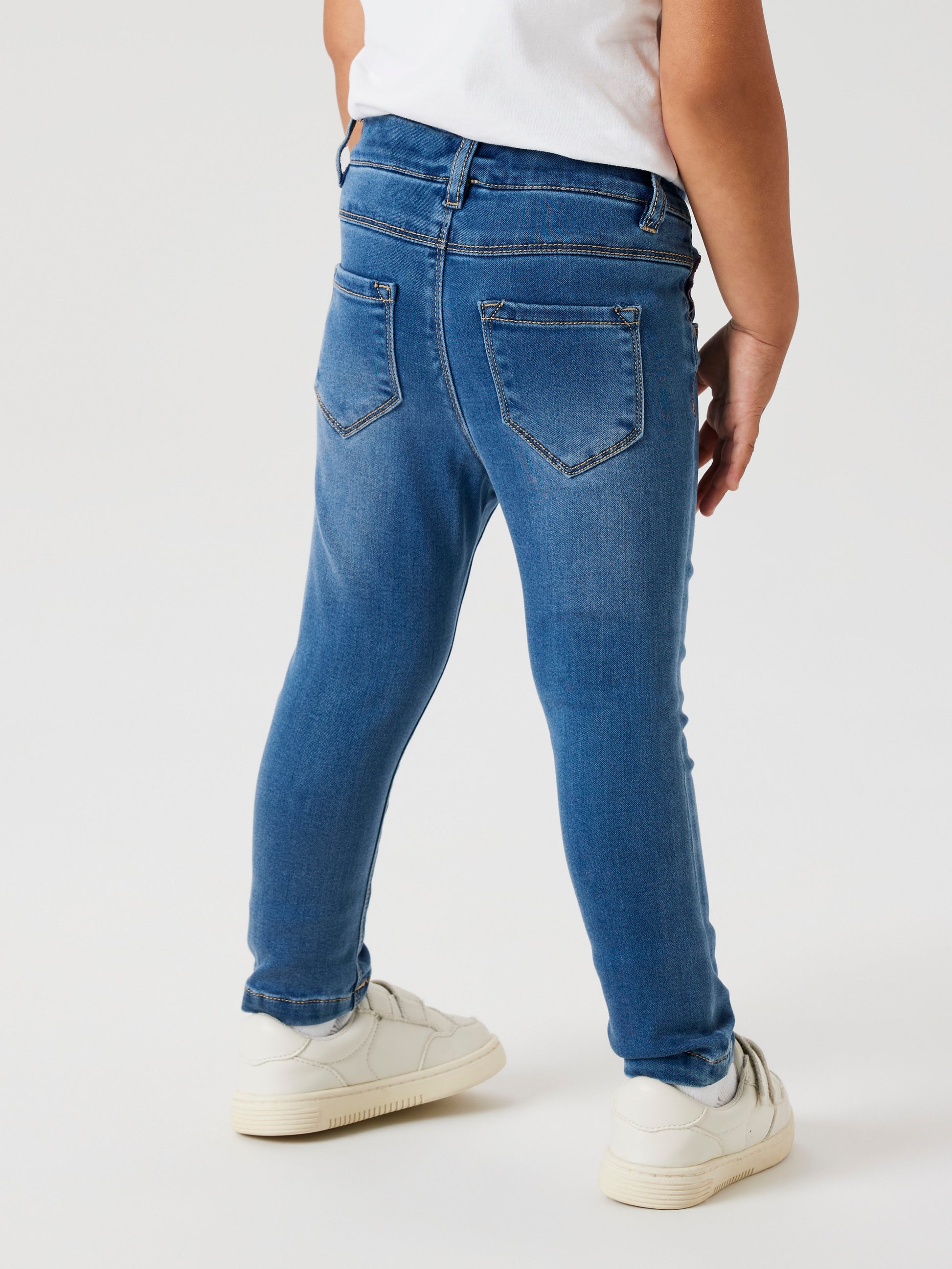 Blå jeans leggings till flicka. Stretchiga jeans i slim fit, byxor till liten tjej från Name it.
NMFSALLI SLIM DNM LEGGING 5357-TO NOOS
13237180