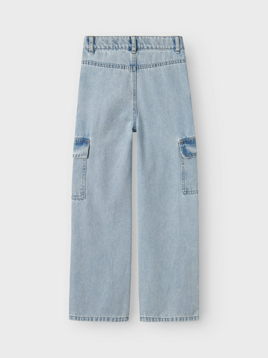 Blå cargo byxor i denim till flicka. Tjej jeans med stora fickor på låren. Återvunnen polyester och skön bomull i dessa loose fit jeans från Name it till flicka.
NKFROSE HW WIDE CARGO JEANS 6190-BS NOOS
13220709