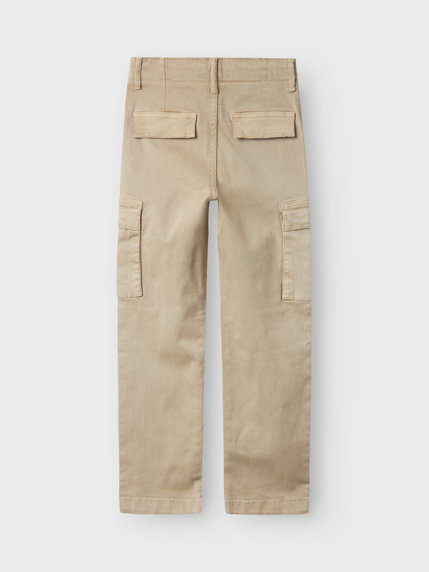 Snygg ljus beige cargo byxa till kille. Byxor till pojke med stora fickor på låren i avslappnad skön stil.
NKMRYAN ST TWI CARGO PANT 5720-OT NOOS
13234676