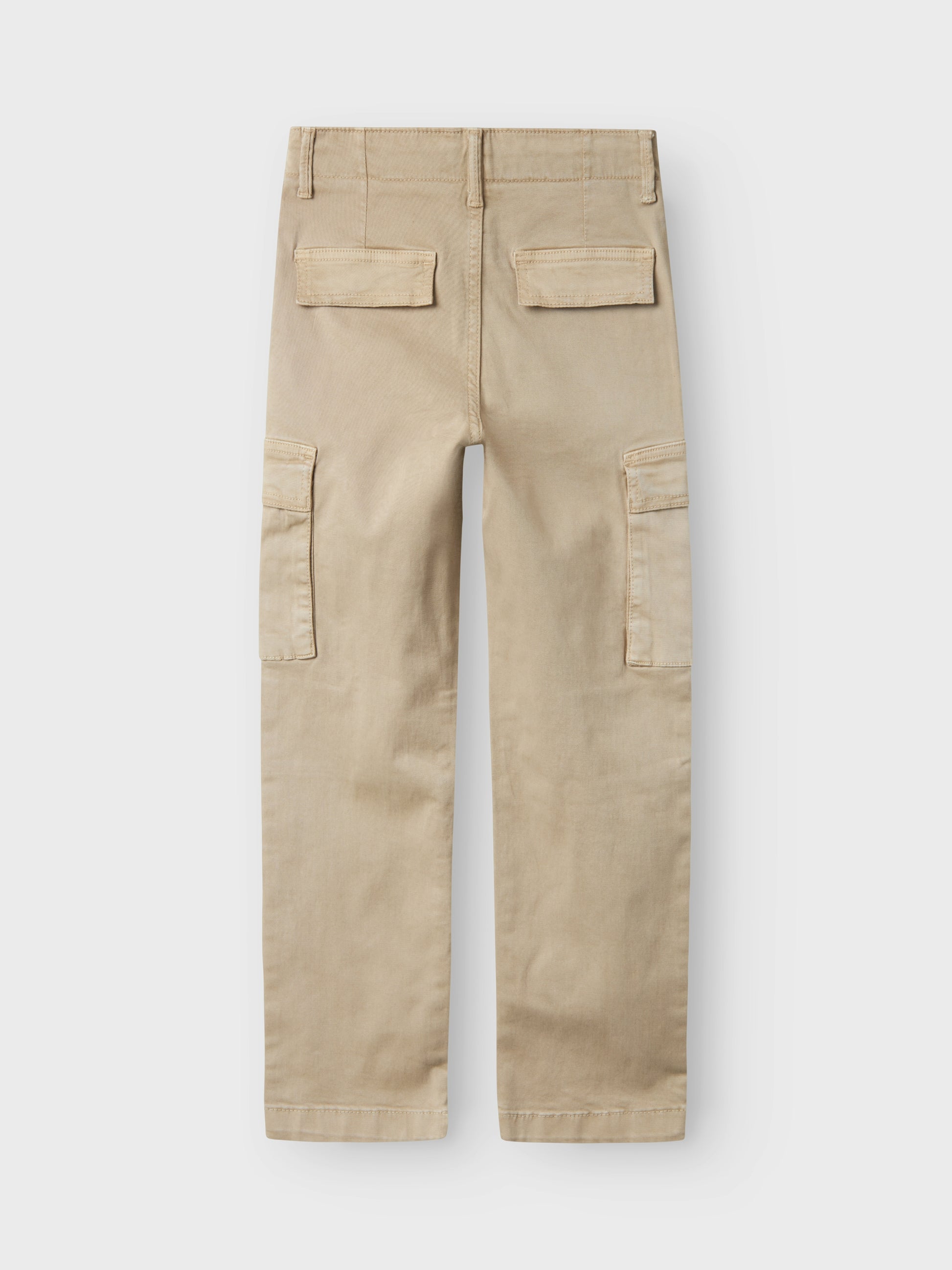 Snygg ljus beige cargo byxa till kille. Byxor till pojke med stora fickor på låren i avslappnad skön stil.
NKMRYAN ST TWI CARGO PANT 5720-OT NOOS
13234676
