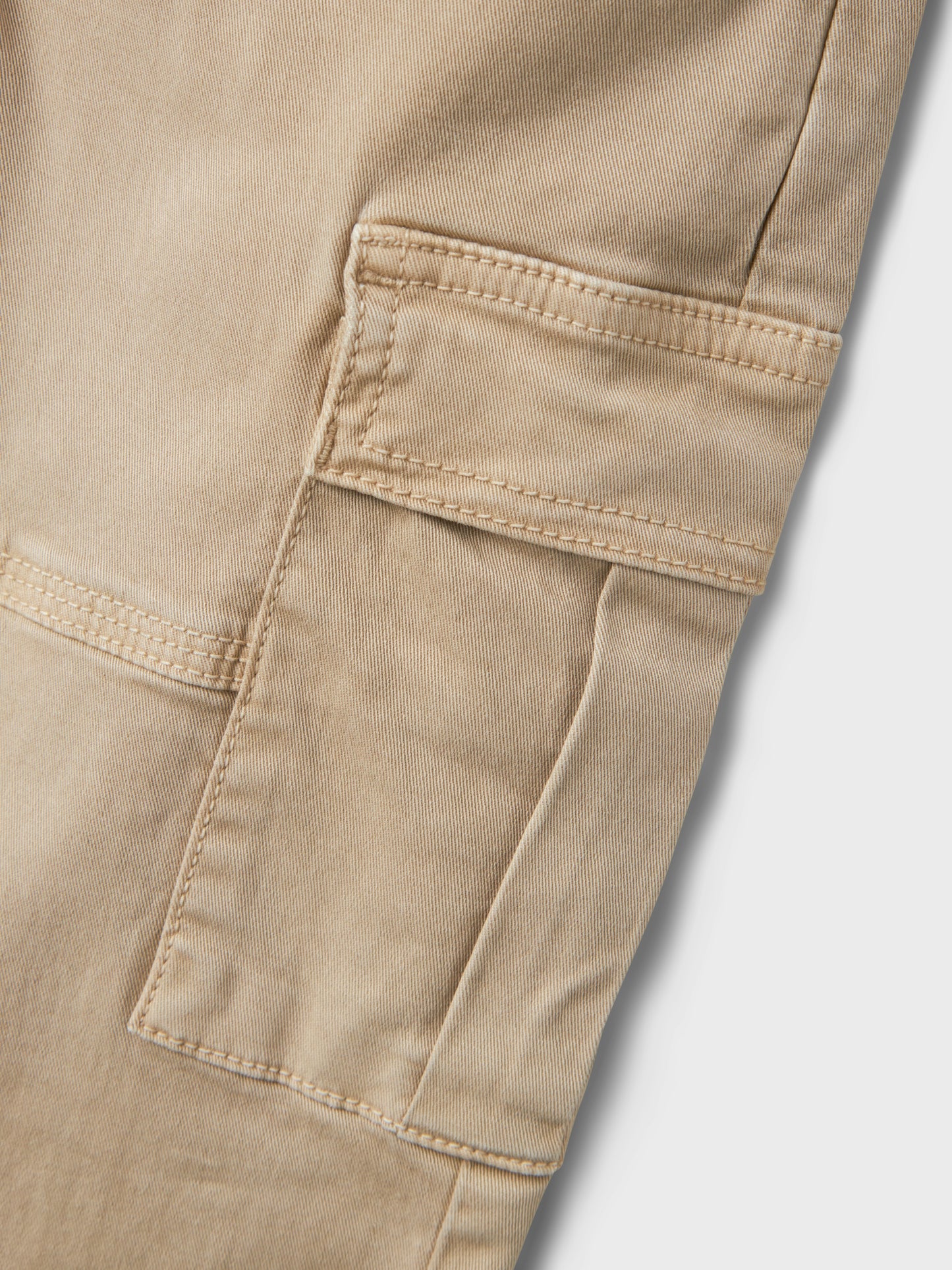 Snygg ljus beige cargo byxa till kille. Byxor till pojke med stora fickor på låren i avslappnad skön stil.
NKMRYAN ST TWI CARGO PANT 5720-OT NOOS
13234676