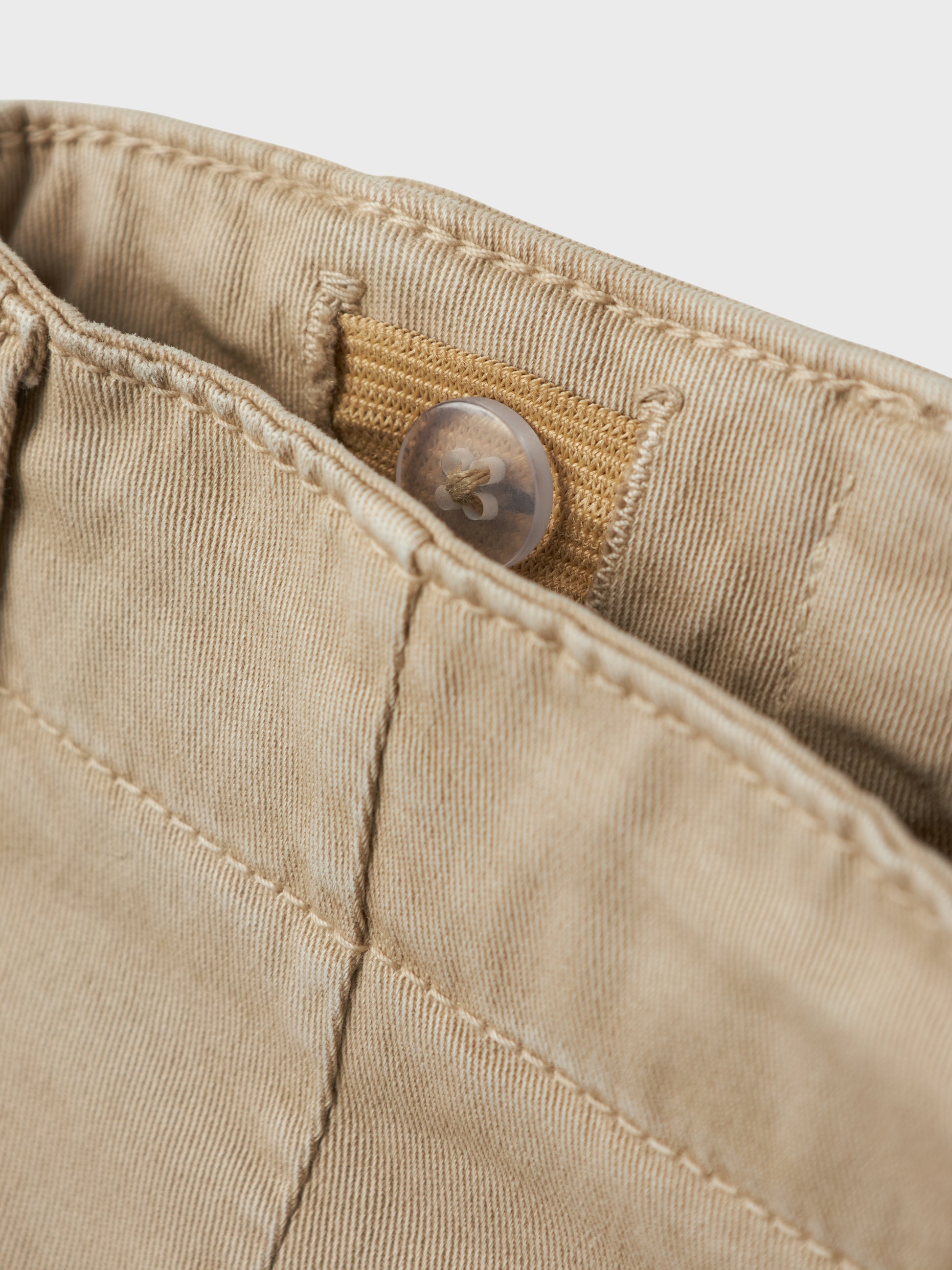 Snygg ljus beige cargo byxa till kille. Byxor till pojke med stora fickor på låren i avslappnad skön stil.
NKMRYAN ST TWI CARGO PANT 5720-OT NOOS
13234676