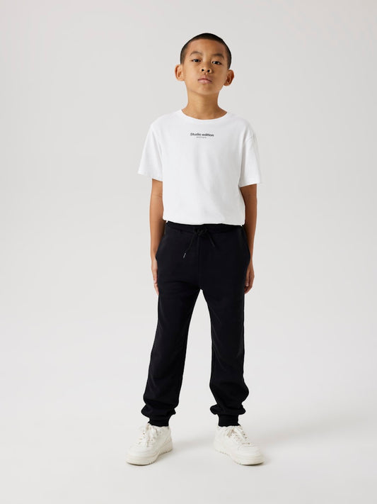 Svart joggers mys byxa till flicka och pojke. Sweat byxor, mys byxor från Name it. Svarta bas byxa till barn att leka i, needs vardags byxor till förskolan.
NKMVIAN NREG SWE PANT BRU NOOS
13235093