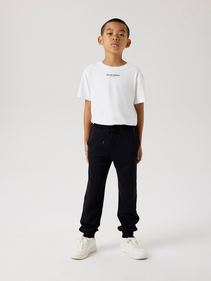 Svart joggers mys byxa till flicka och pojke. Sweat byxor, mys byxor från Name it. Svarta bas byxa till barn att leka i, needs vardags byxor till förskolan.
NKMVIAN NREG SWE PANT BRU NOOS
13235093
