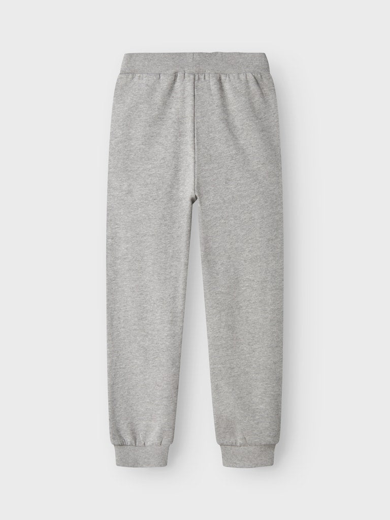 Grå joggers mys byxa till flicka och pojke. Sweat byxor, mys byxor från Name it. Ljus grå bas byxa till barn att leka i, needs vardags byxor till förskolan.
NKMVIAN NREG SWE PANT BRU NOOS
13235093