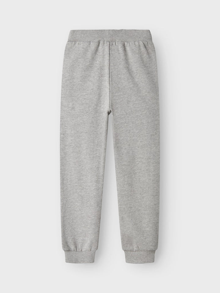 Grå joggers mys byxa till flicka och pojke. Sweat byxor, mys byxor från Name it. Ljus grå bas byxa till barn att leka i, needs vardags byxor till förskolan.
NKMVIAN NREG SWE PANT BRU NOOS
13235093
