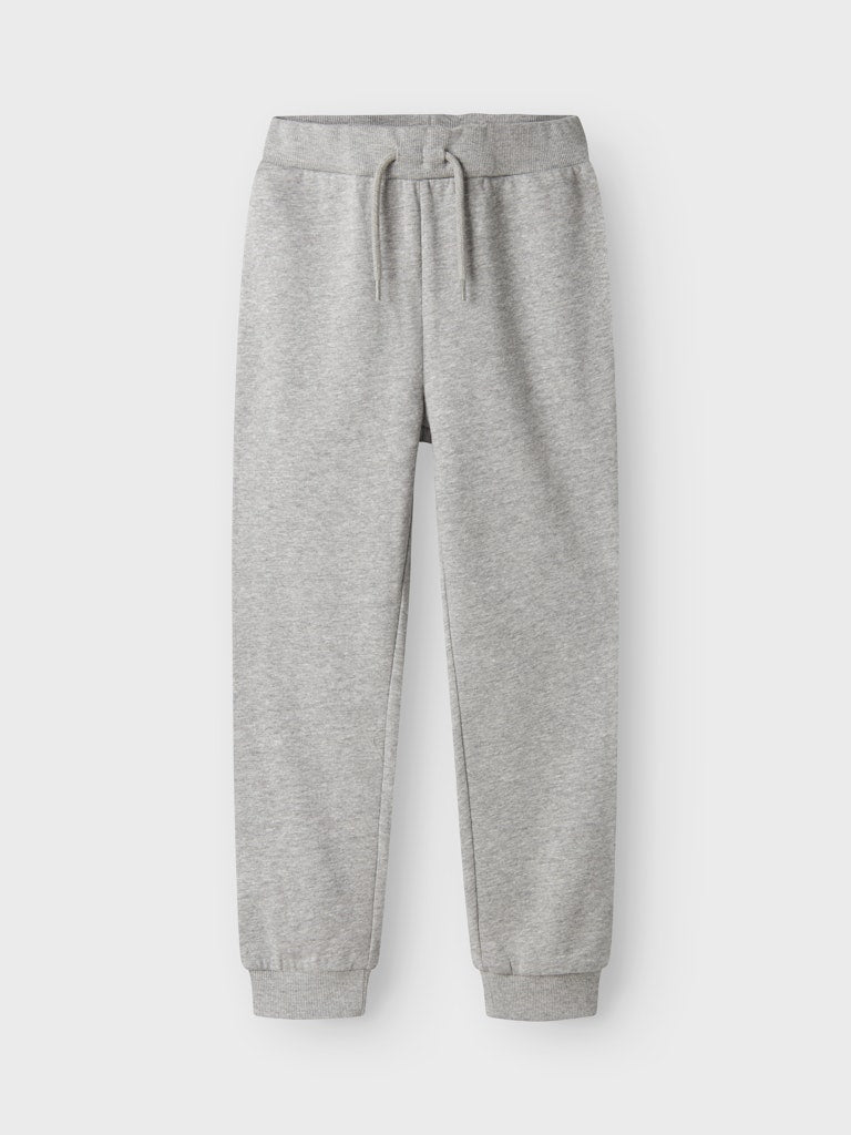 Grå joggers mys byxa till flicka och pojke. Sweat byxor, mys byxor från Name it. Ljus grå bas byxa till barn att leka i, needs vardags byxor till förskolan.
NKMVIAN NREG SWE PANT BRU NOOS
13235093