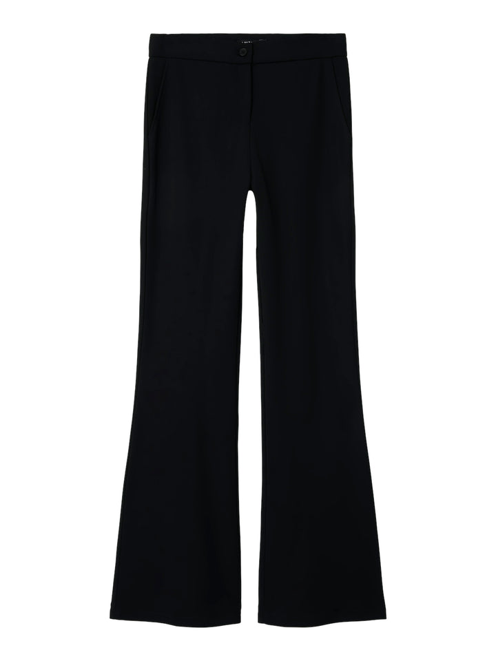 Utsvängd kostymbyxa från LMTD till ungdom tjej. Svart byxa bootcut normal midje.
NLFRETTE NW BOOTCUT PANT NOOS
13237803