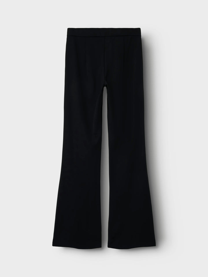 Utsvängd kostymbyxa från LMTD till ungdom tjej. Svart byxa bootcut normal midje.
NLFRETTE NW BOOTCUT PANT NOOS
13237803
