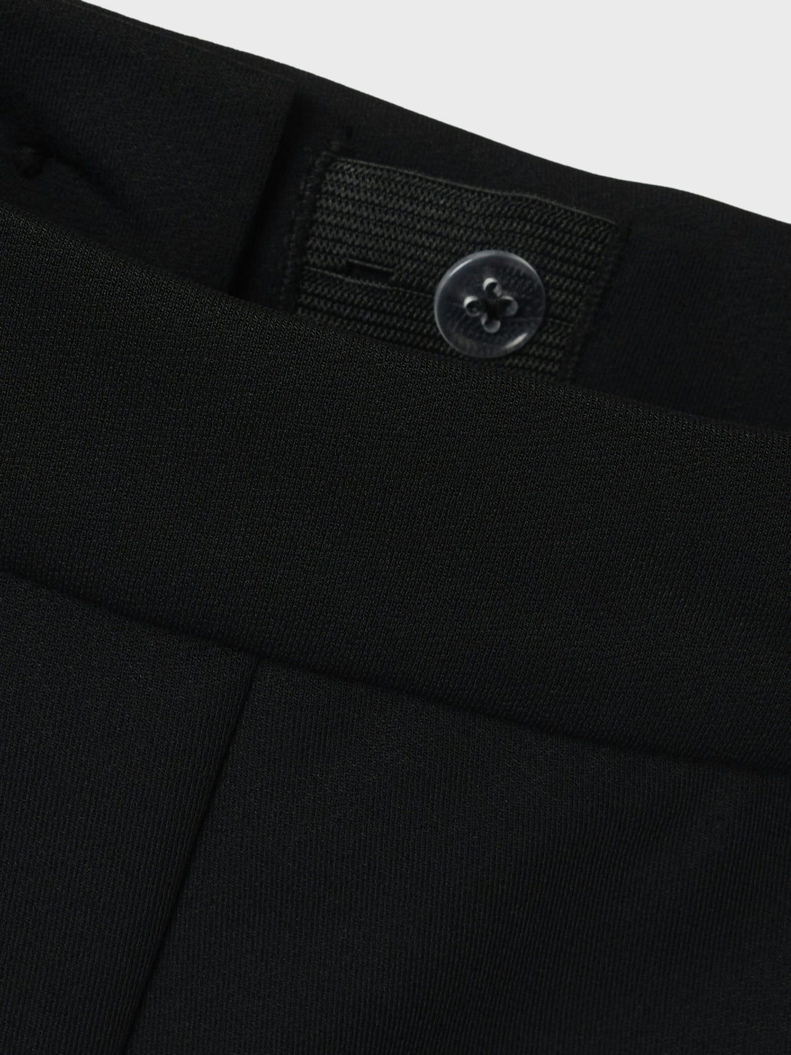 Utsvängd kostymbyxa från LMTD till ungdom tjej. Svart byxa bootcut normal midje.
NLFRETTE NW BOOTCUT PANT NOOS
13237803