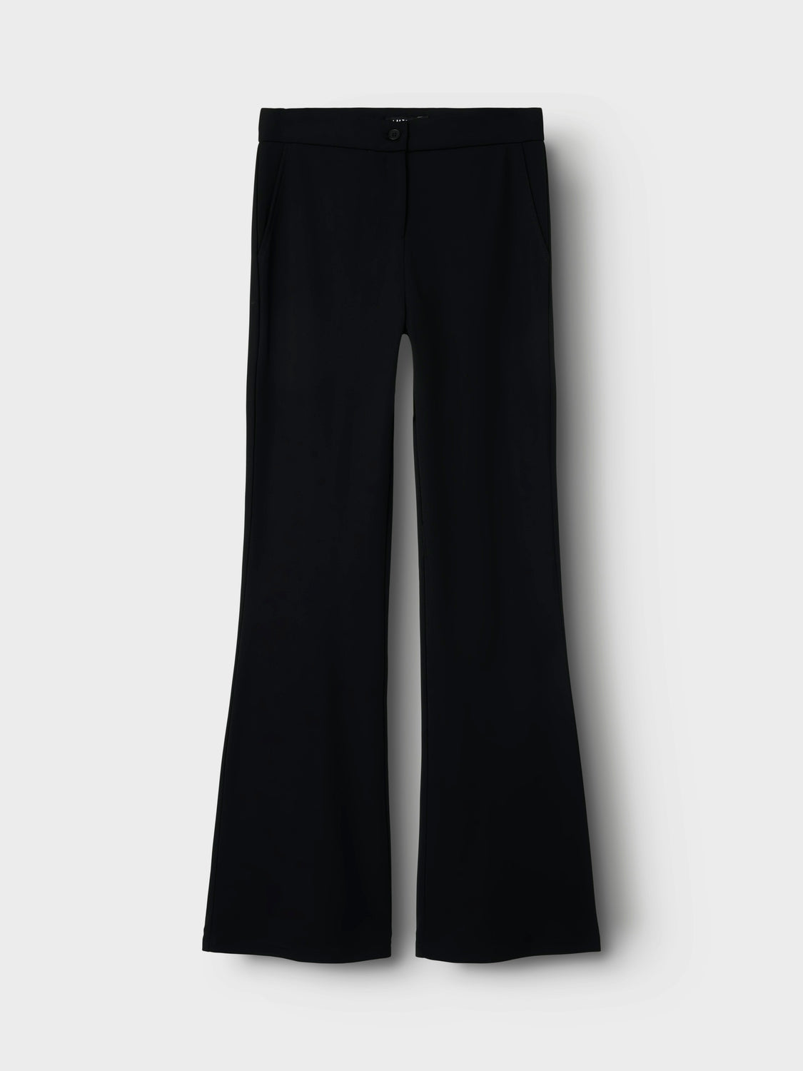 Utsvängd kostymbyxa från LMTD till ungdom tjej. Svart byxa bootcut normal midje.
NLFRETTE NW BOOTCUT PANT NOOS
13237803
