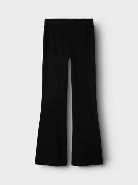 Utsvängd kostymbyxa från LMTD till ungdom tjej. Svart byxa bootcut normal midje.
NLFRETTE NW BOOTCUT PANT NOOS
13237803