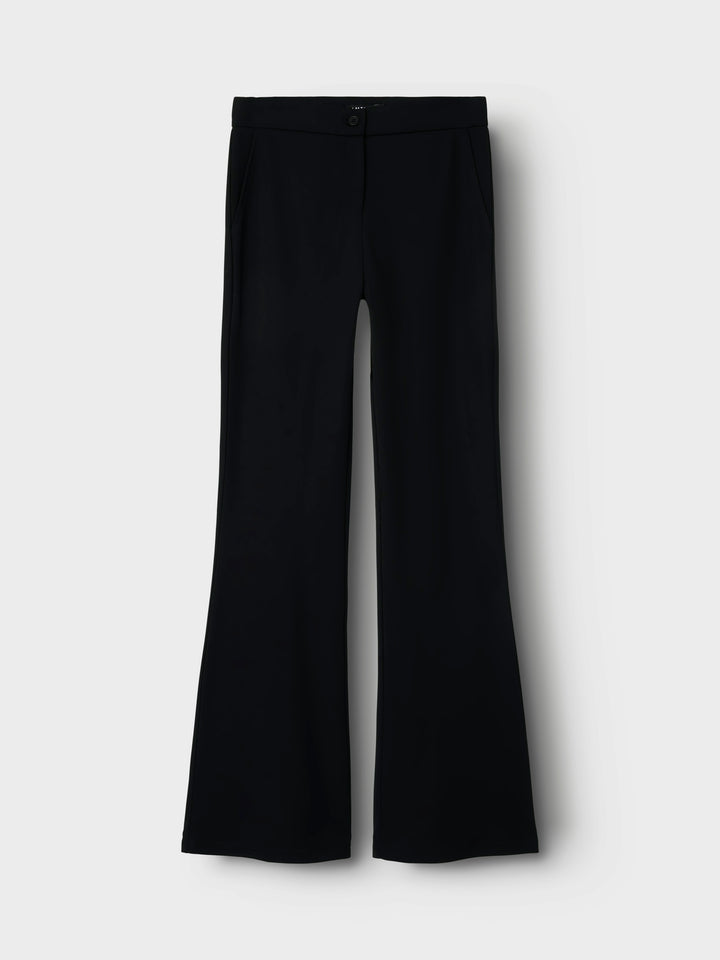 Utsvängd kostymbyxa från LMTD till ungdom tjej. Svart byxa bootcut normal midje.
NLFRETTE NW BOOTCUT PANT NOOS
13237803