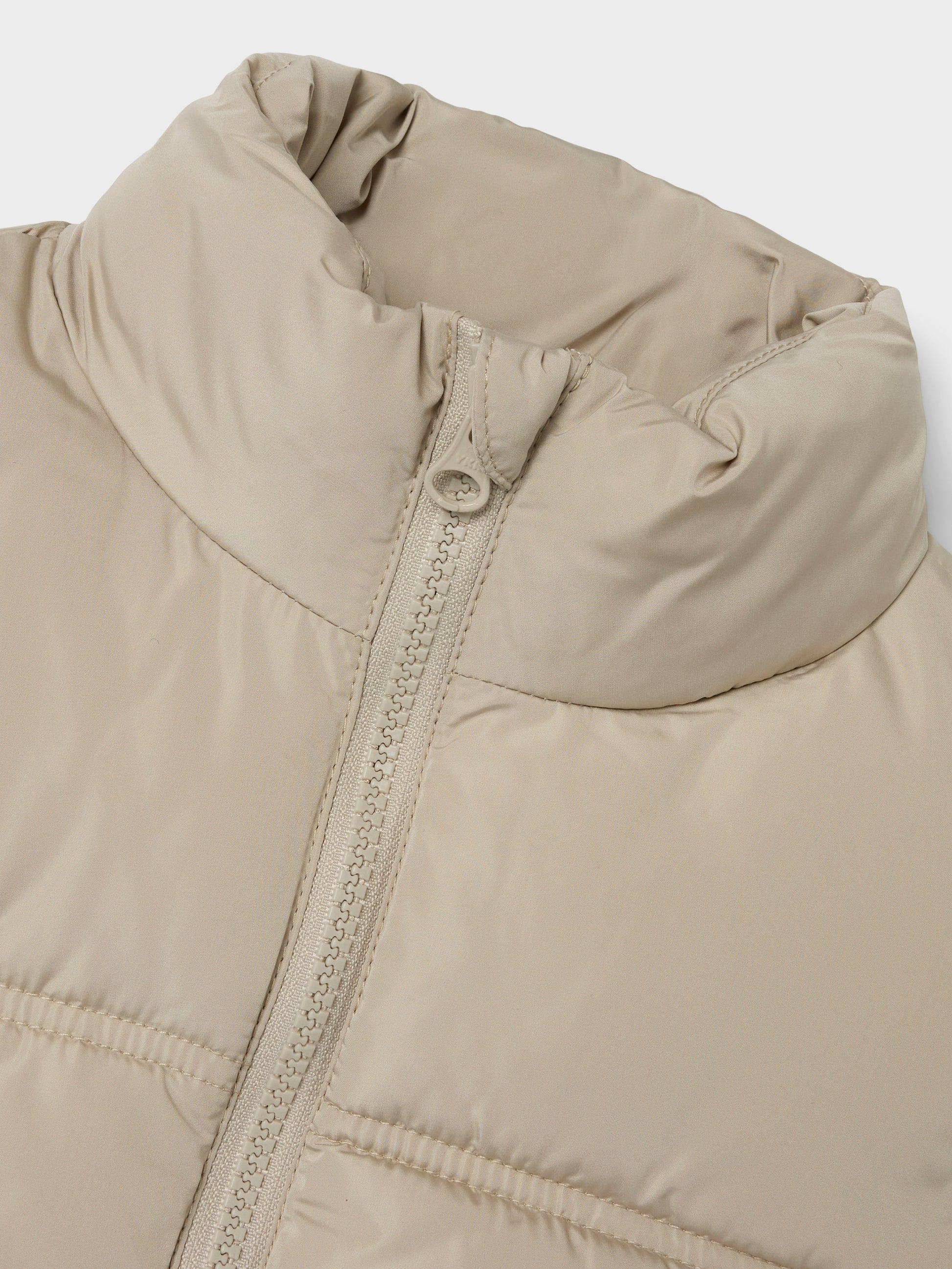 Snygg beige väst till tjej. Täckväst till flicka i återvunnen polyester från Name it.
NKFMAKET VEST NOOS
13237547