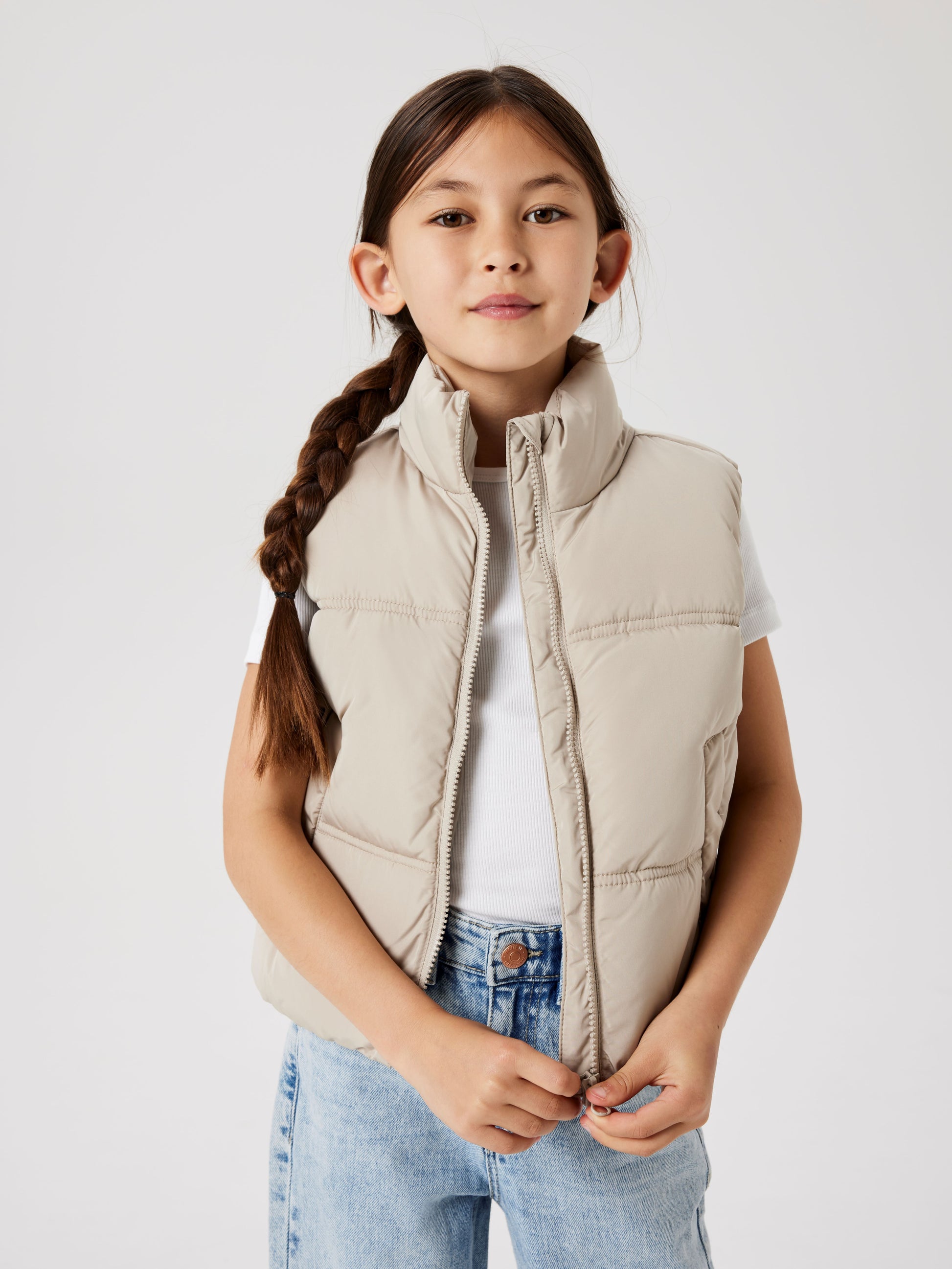 Snygg beige väst till tjej. Täckväst till flicka i återvunnen polyester från Name it.
NKFMAKET VEST NOOS
13237547