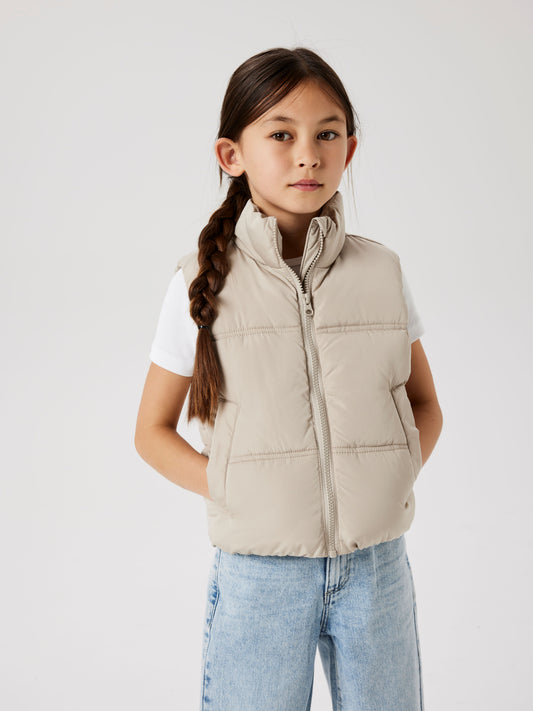 Snygg beige väst till tjej. Täckväst till flicka i återvunnen polyester från Name it.
NKFMAKET VEST NOOS
13237547