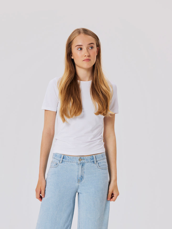 Vit enfärgad topp i lite blankt material till tjej. Vit kortärmad t-shirt till flicka från LMTD. Ungdom kläder till barn.
NLFDINCI SS SHORT S TOP NOOS
13238310