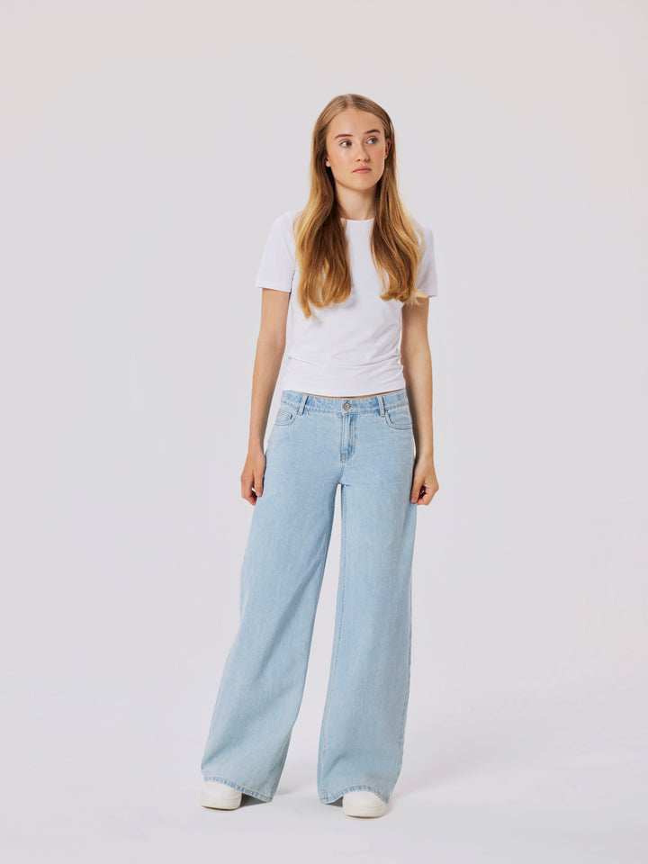 Vit enfärgad topp i lite blankt material till tjej. Vit kortärmad t-shirt till flicka från LMTD. Ungdom kläder till barn.
NLFDINCI SS SHORT S TOP NOOS
13238310