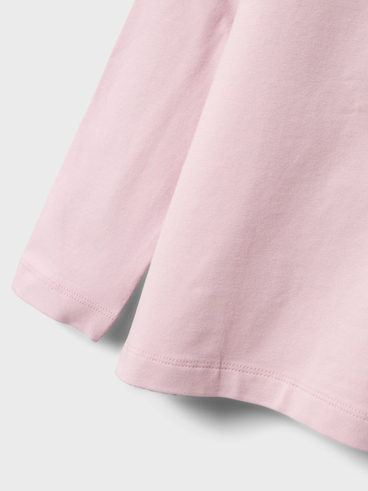 Ljus rosa bas långärmad t-shirt till flicka. Långärms tröja, ljusrosa till flicka. Ekologiska barnkläder från Name it, perfekt till förskolan.
NMFVIBBI LS TOP NOOS
13238716