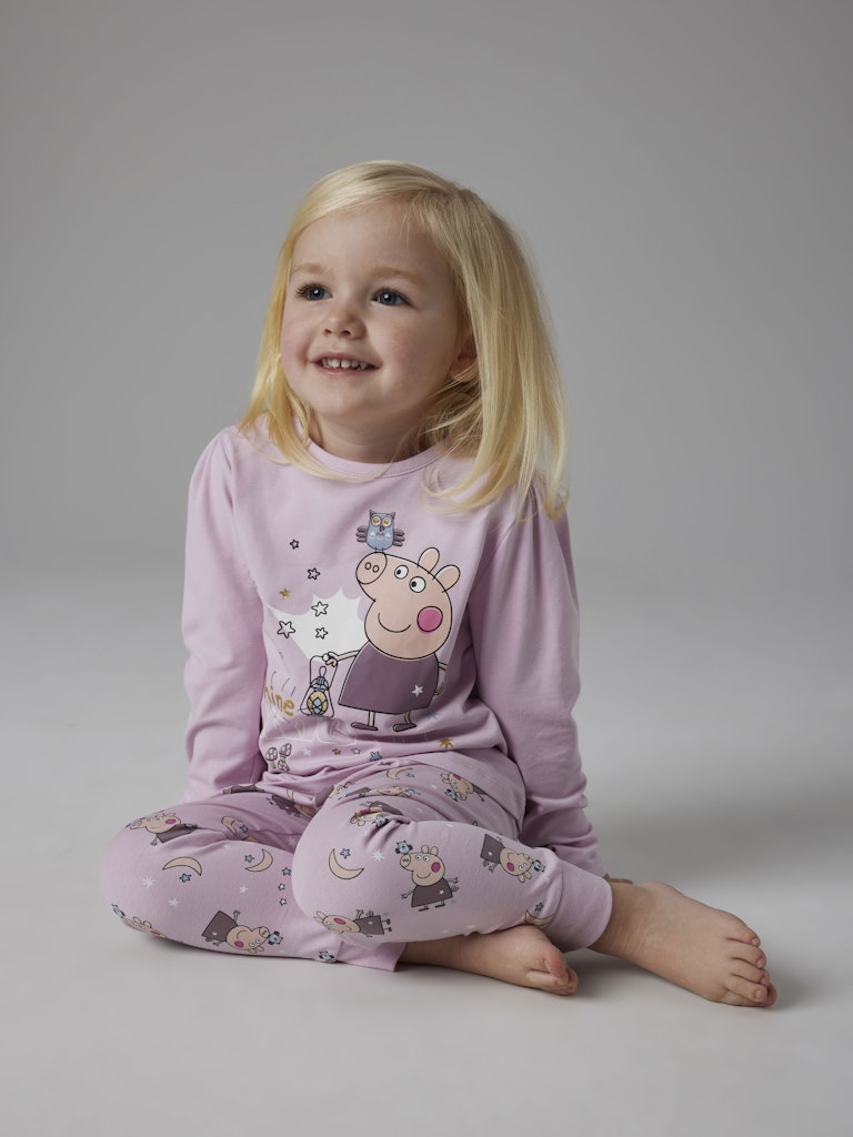 Rosa barn pyjamas med Greta Gris till flicka. Tjej pyjamas med Peppa Pig, mönstrad pyjamas byxa och tröja med tryck på magen. Söt flick pyjamas.
NMFDYRIS PEPPA LS NIGHTSET NOOS CPLG
13239088