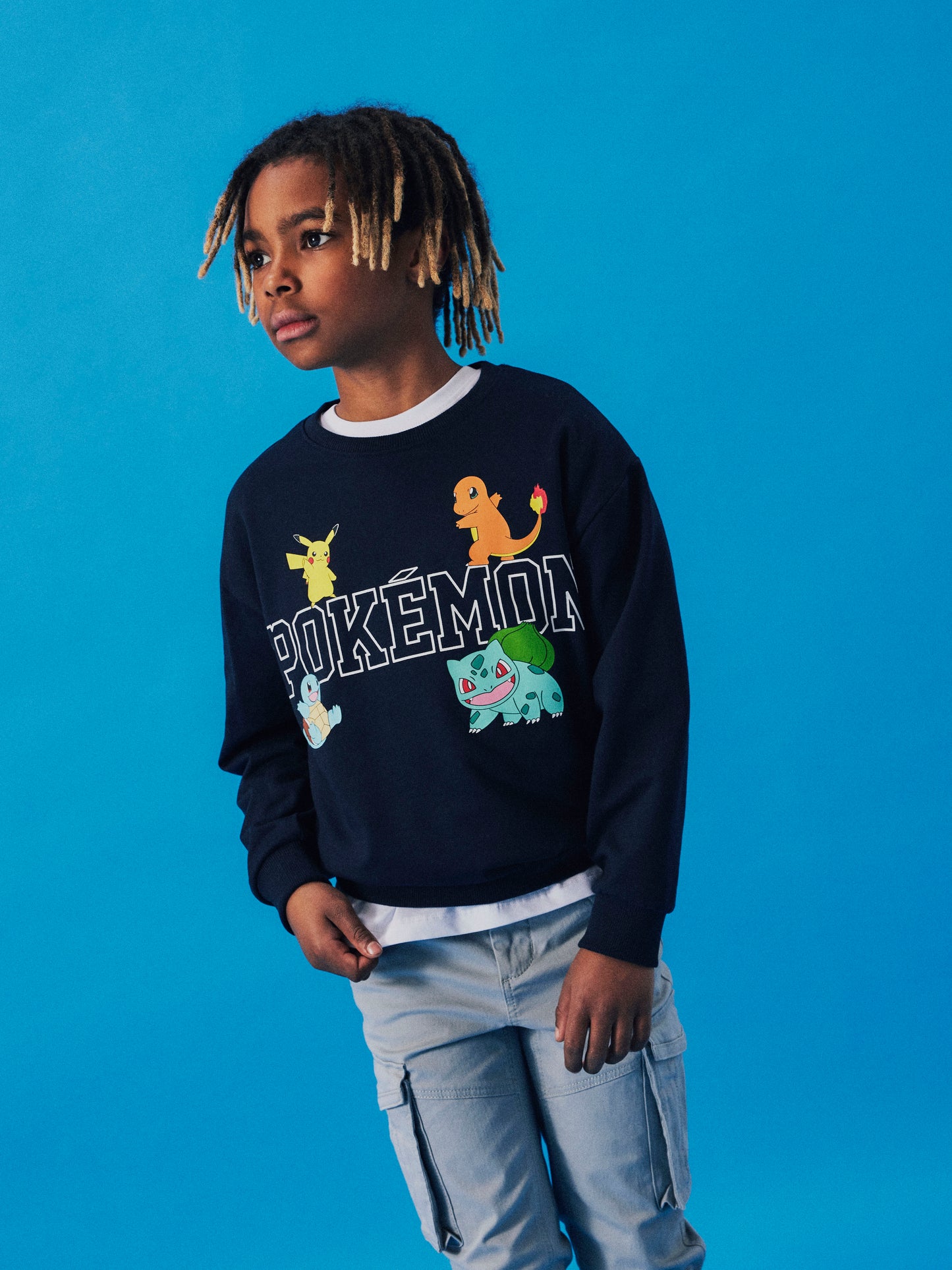 Kille klädd i Långärmad Pokemon sweat tröja martin blå till pojke. Sweatshirt tröja till kille med Pokémon från Name it. 
NKMDAY POKEMON NREG SWEAT BRU NOOS SKY
13238583