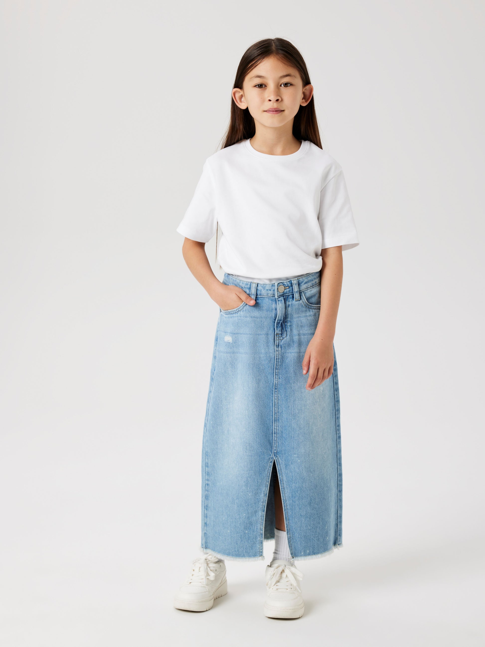 Blå lång jeans kjol med slits fram. Jeanskjol till flicka, tjej från Name it.
NKFKAT DNM LONG SKIRT 3724-BE NOOS
13237175