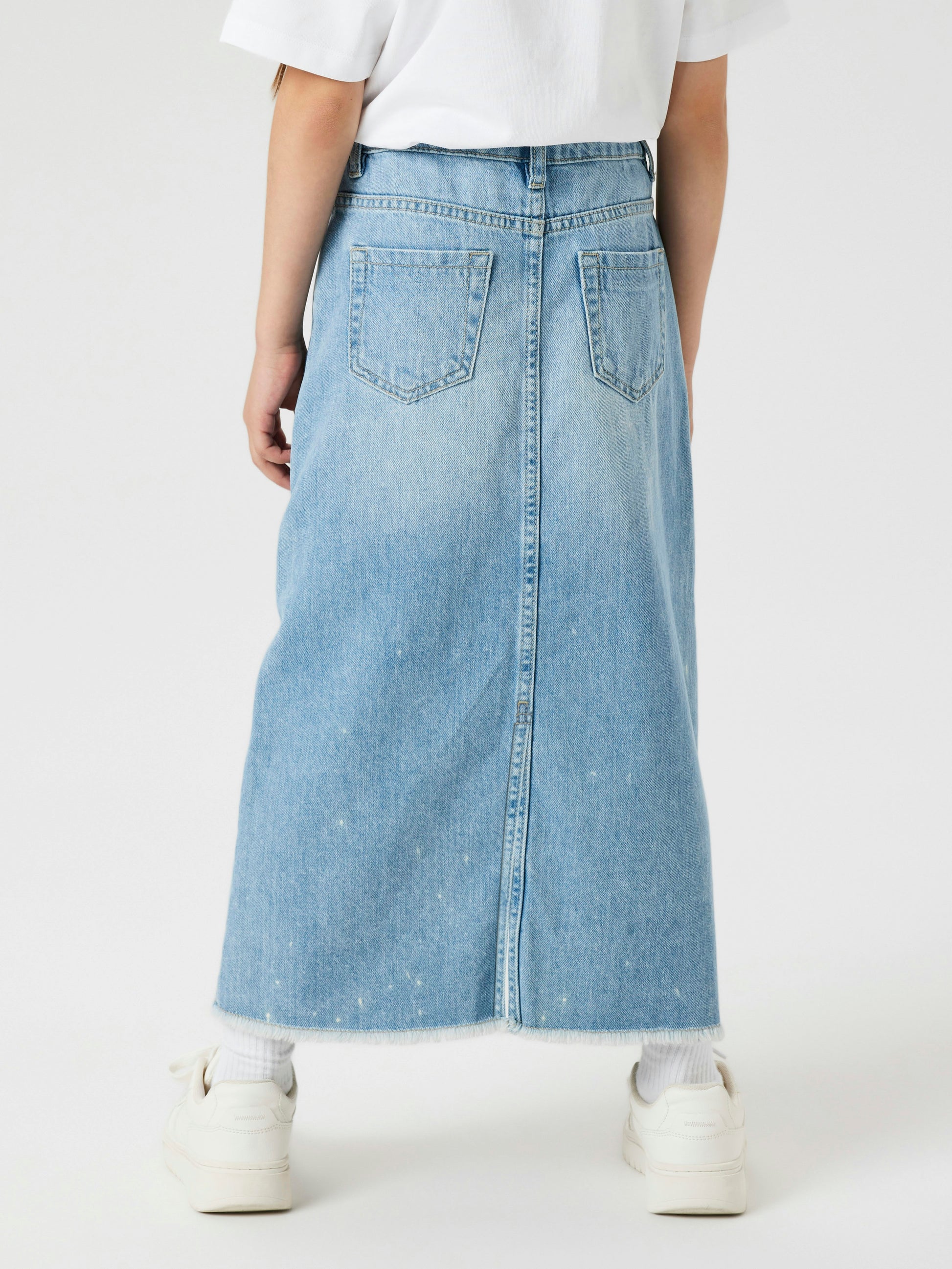 Blå lång jeans kjol med slits fram. Jeanskjol till flicka, tjej från Name it.
NKFKAT DNM LONG SKIRT 3724-BE NOOS
13237175