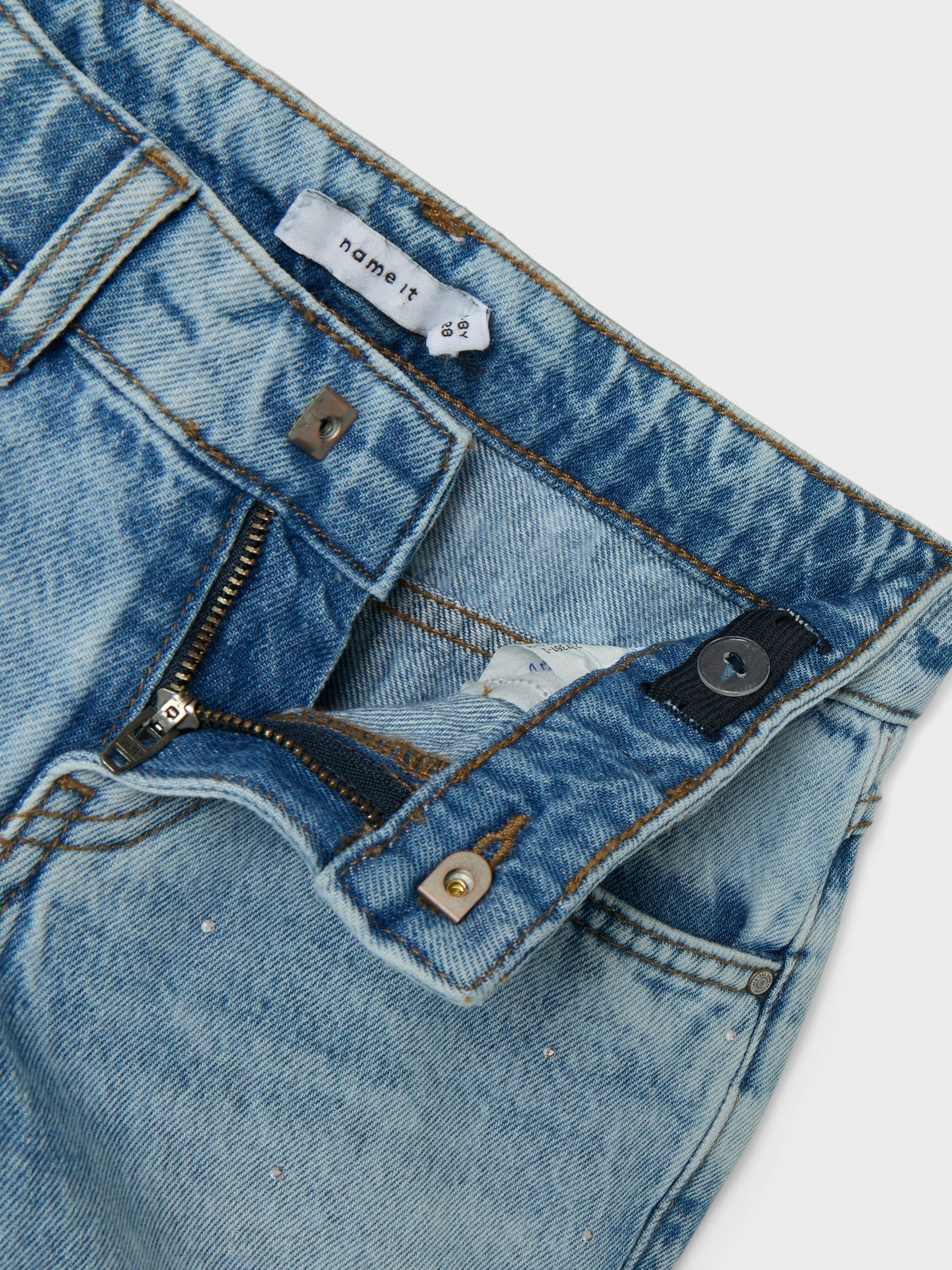 Blå jeans shorts med strass stenar för glitter och glamour till flicka tjej. Sköna jeansshorts med pärlor från Name it.
NKFROSE REG DNM SHORTS 6042-AC NOOS
13239976