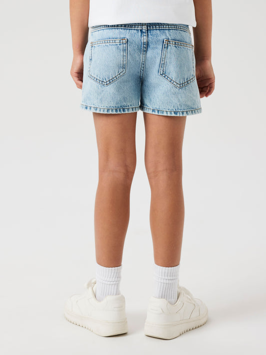 Tjej klädd i blå jeans shorts med strass stenar för glitter och glamour till flicka. Sköna jeansshorts med pärlor från Name it.
NKFROSE REG DNM SHORTS 6042-AC NOOS
13239976