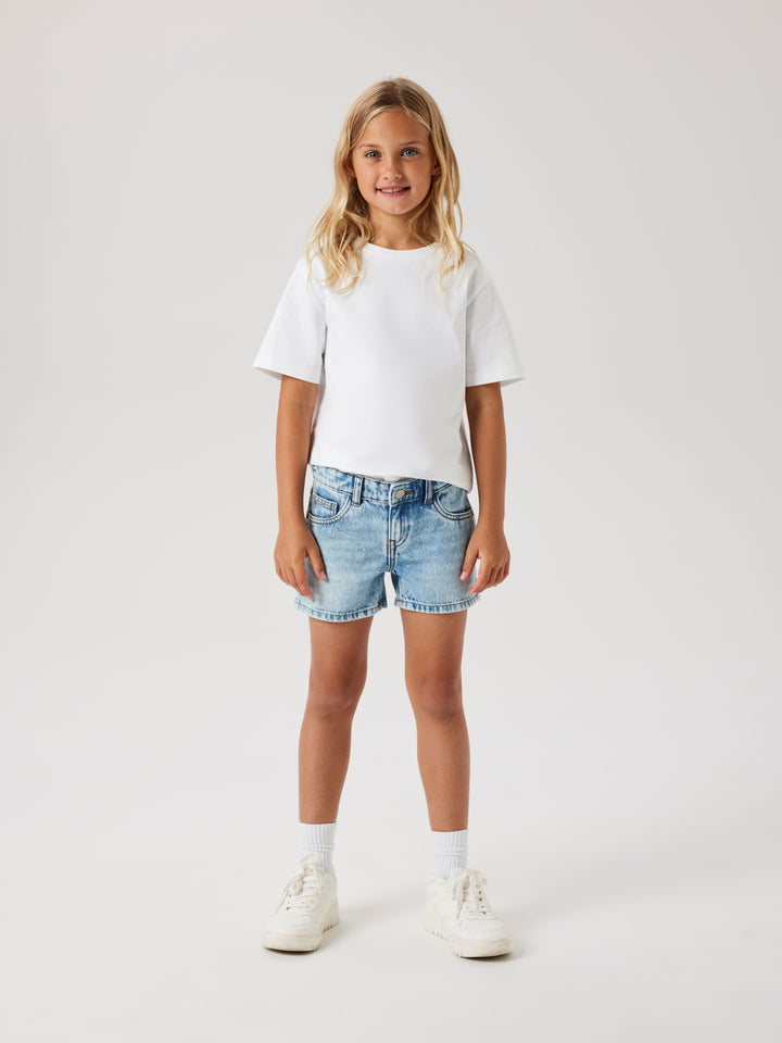 Tjej klädd i blå jeans shorts med strass stenar för glitter och glamour till flicka. Sköna jeansshorts med pärlor från Name it.
NKFROSE REG DNM SHORTS 6042-AC NOOS
13239976