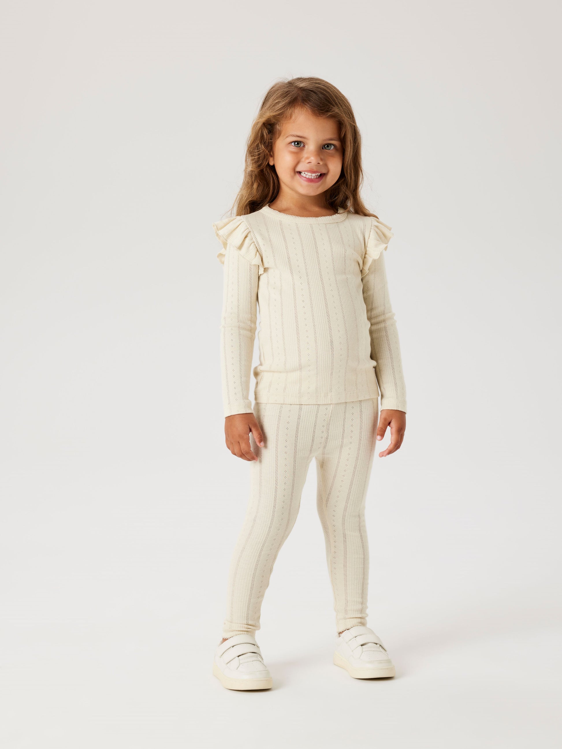 Flicka klädd i söt needle drop legging. Byxor till tjej från Name it.
NMFJULIA LEGGING NOOS
13240380