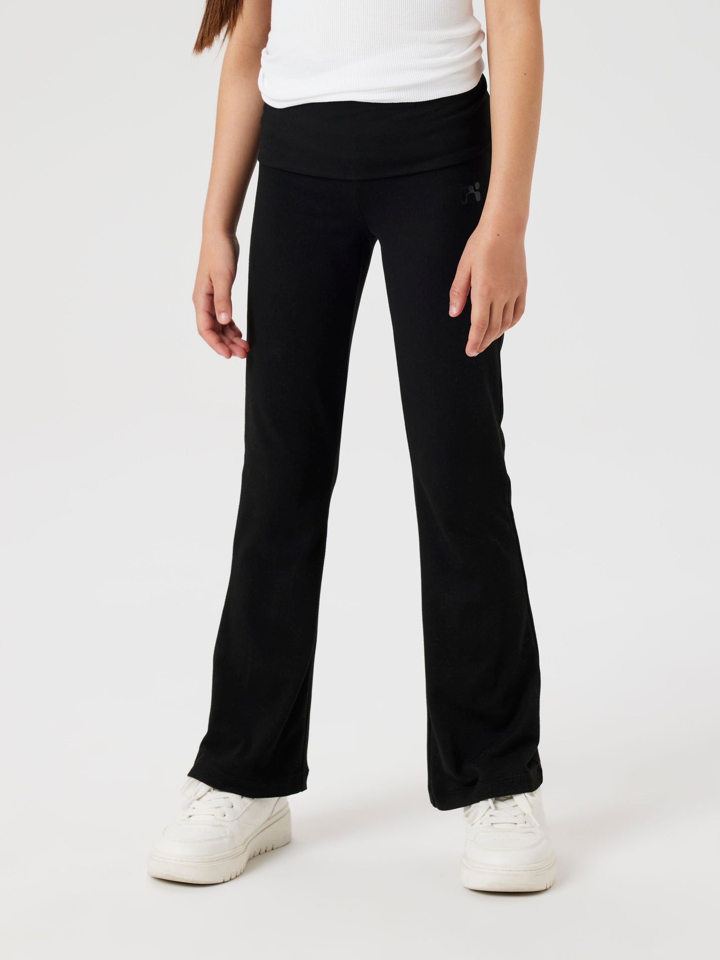 Tjej klädd i svart yoga legging, utsvängda jazz byxor till tjej. Byxa till flicka. Young, ungdom.
13240485 
NKFSPICE BOOTCUT PANT NOOS