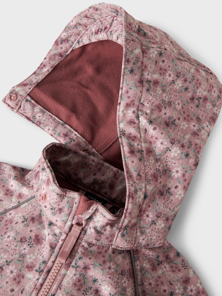 Rosa blommig softshell overall till flicka. Höst och vår overall perfekt till dagis och förskolan när lek och äventyr väntar.
NMFALFA08 SOFTSHELL SUIT AOP 1FO NOOS
13236674