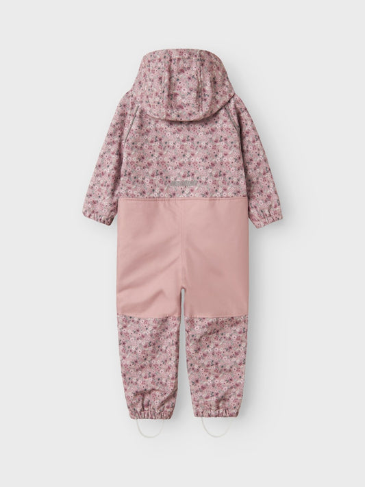 Rosa blommig softshell overall till flicka. Höst och vår overall perfekt till dagis och förskolan när lek och äventyr väntar.
NMFALFA08 SOFTSHELL SUIT AOP 1FO NOOS
13236674