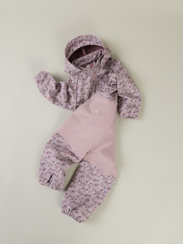 Rosa blommig softshell overall till flicka. Höst och vår overall perfekt till dagis och förskolan när lek och äventyr väntar.
NMFALFA08 SOFTSHELL SUIT AOP 1FO NOOS
13236674