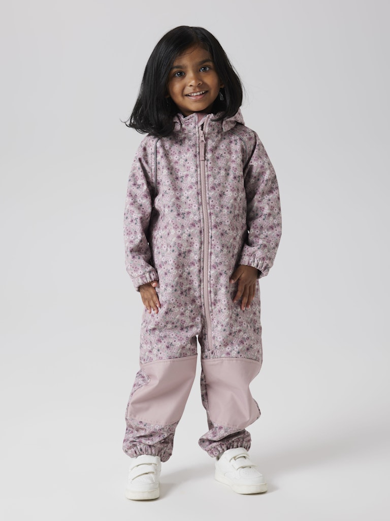 Rosa blommig softshell overall till flicka. Höst och vår overall perfekt till dagis och förskolan när lek och äventyr väntar.
NMFALFA08 SOFTSHELL SUIT AOP 1FO NOOS
13236674