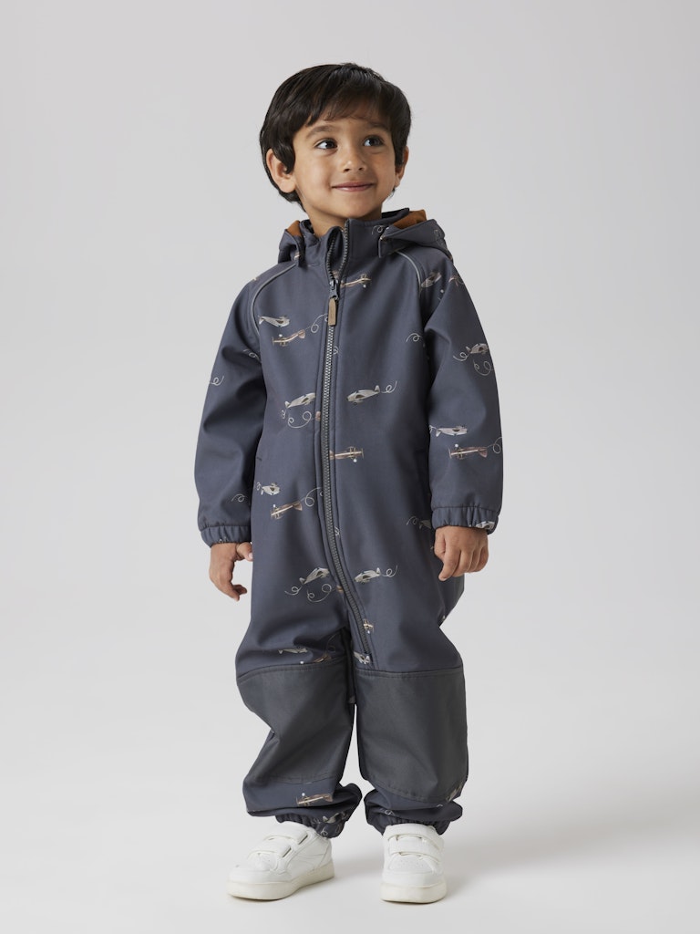 Blå grå softshell overall till liten pojke. Pojk overall i vattentät och vindtät softshell från Name it.
NMMALFA08 SOFTSHELL SUIT AOP 1FO NOOS
13237076