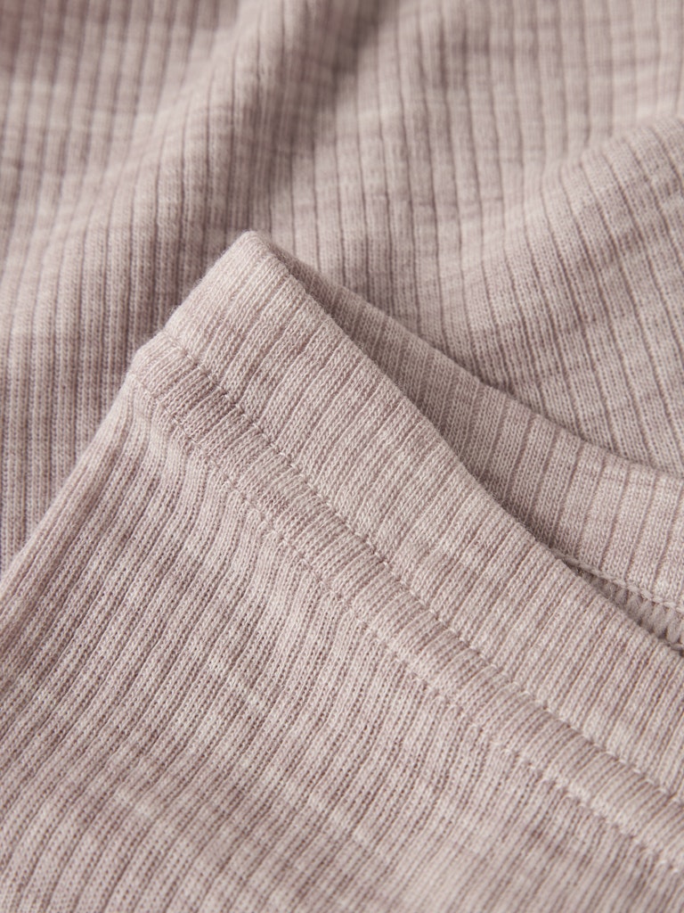 Rosa merinoull leggings till baby. Bebis byxor i ull till flicka. Varm byxa, lager1 i underställ.
NBNWAX WOOL RIB LEGGING NOOS
13242039