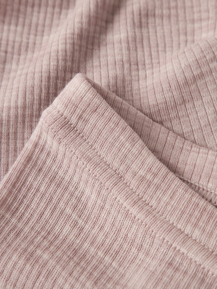 Rosa merinoull leggings till baby. Bebis byxor i ull till flicka. Varm byxa, lager1 i underställ.
NBNWAX WOOL RIB LEGGING NOOS
13242039