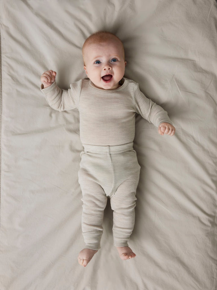 Grå merinoull leggings till baby. Bebis byxor i ull till flicka och pojke. Varm byxa, lager1 i underställ.
NBNWAX WOOL RIB LEGGING NOOS
13242039
