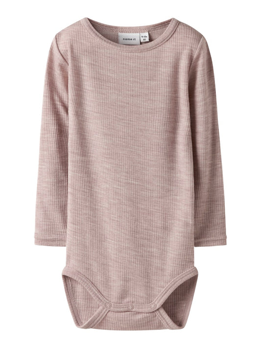 Rosa baby body i merino ull till bebis flicka. Ullkläder från Name it.
NBNWAX WOOL RIB LS BODY NOOS
13242038