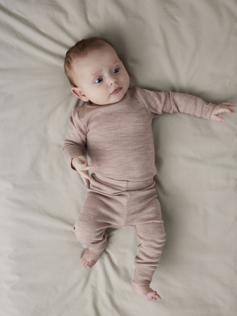 Rosa baby body i merino ull till bebis flicka. Ullkläder från Name it.
NBNWAX WOOL RIB LS BODY NOOS
13242038