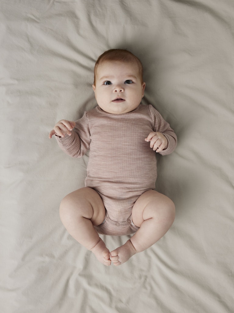 Rosa baby body i merino ull till bebis flicka. Ullkläder från Name it.
NBNWAX WOOL RIB LS BODY NOOS
13242038