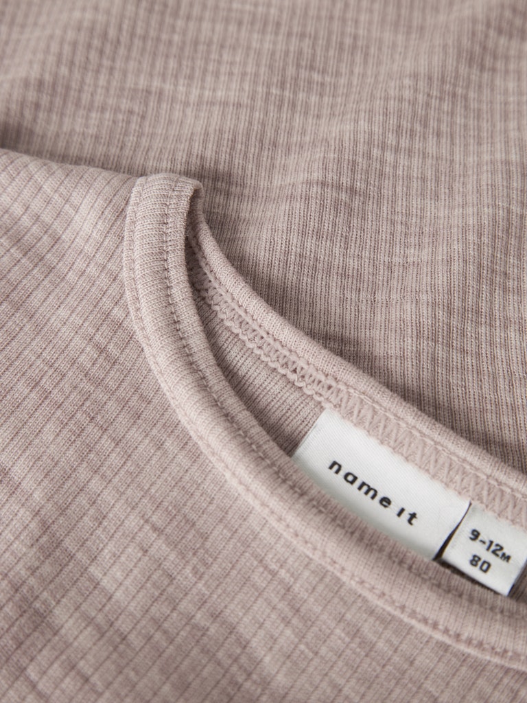 Rosa baby body i merino ull till bebis flicka. Ullkläder från Name it.
NBNWAX WOOL RIB LS BODY NOOS
13242038