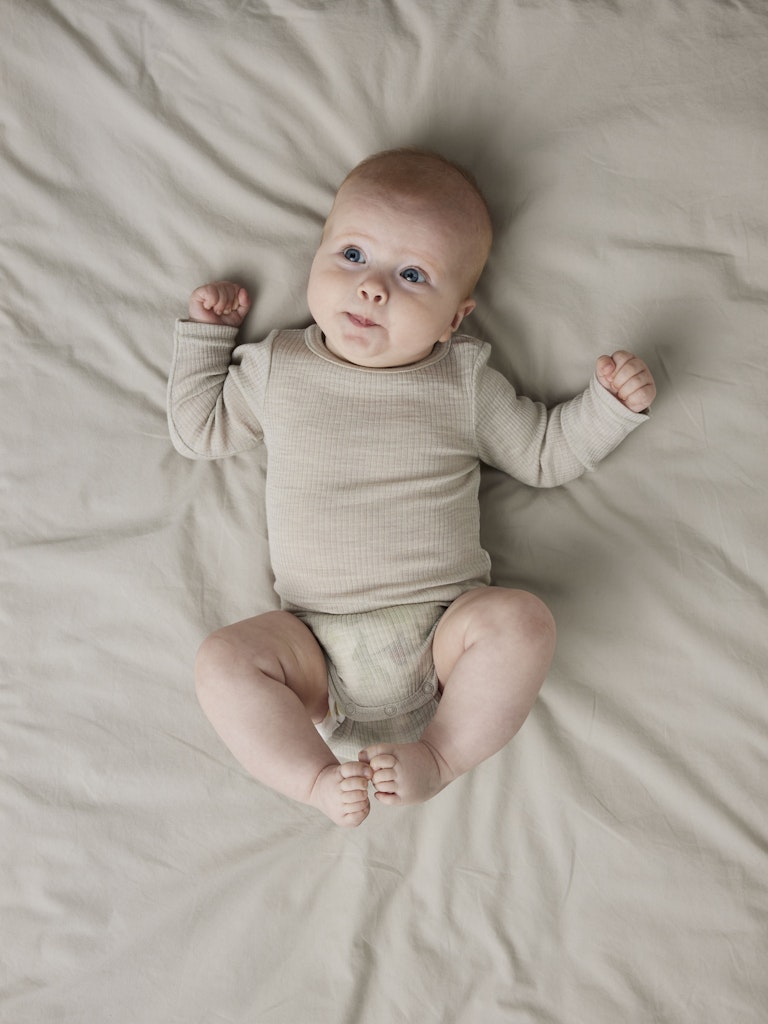 Grå baby body i merino ull till bebis pojke och flicka. Neutrala unisex ullkläder från Name it.
NBNWAX WOOL RIB LS BODY NOOS
13242038