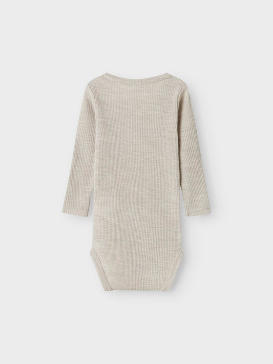 Grå baby body i merino ull till bebis pojke och flicka. Neutrala unisex ullkläder från Name it.
NBNWAX WOOL RIB LS BODY NOOS
13242038