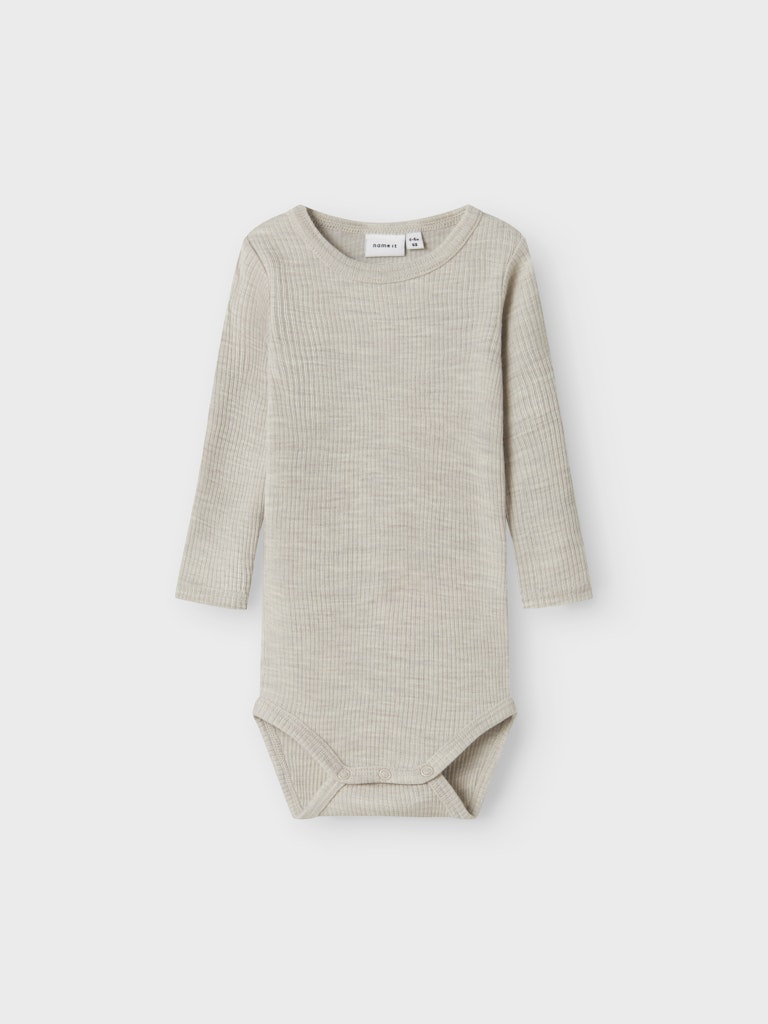 Grå baby body i merino ull till bebis pojke och flicka. Neutrala unisex ullkläder från Name it.
NBNWAX WOOL RIB LS BODY NOOS
13242038