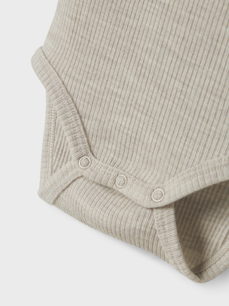 Grå baby body i merino ull till bebis pojke och flicka. Neutrala unisex ullkläder från Name it.
NBNWAX WOOL RIB LS BODY NOOS
13242038